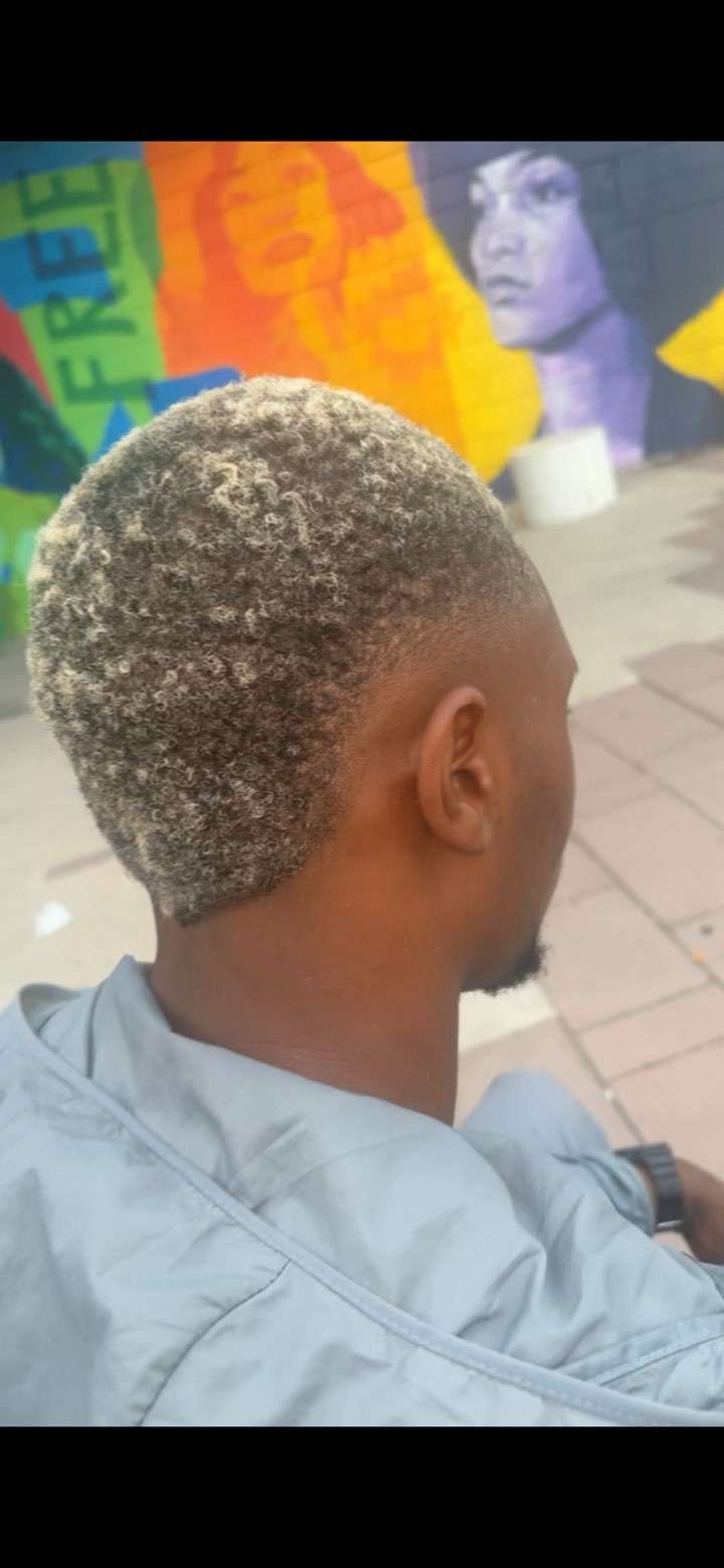 Dégradé bas avec contours nets sur cheveux courts