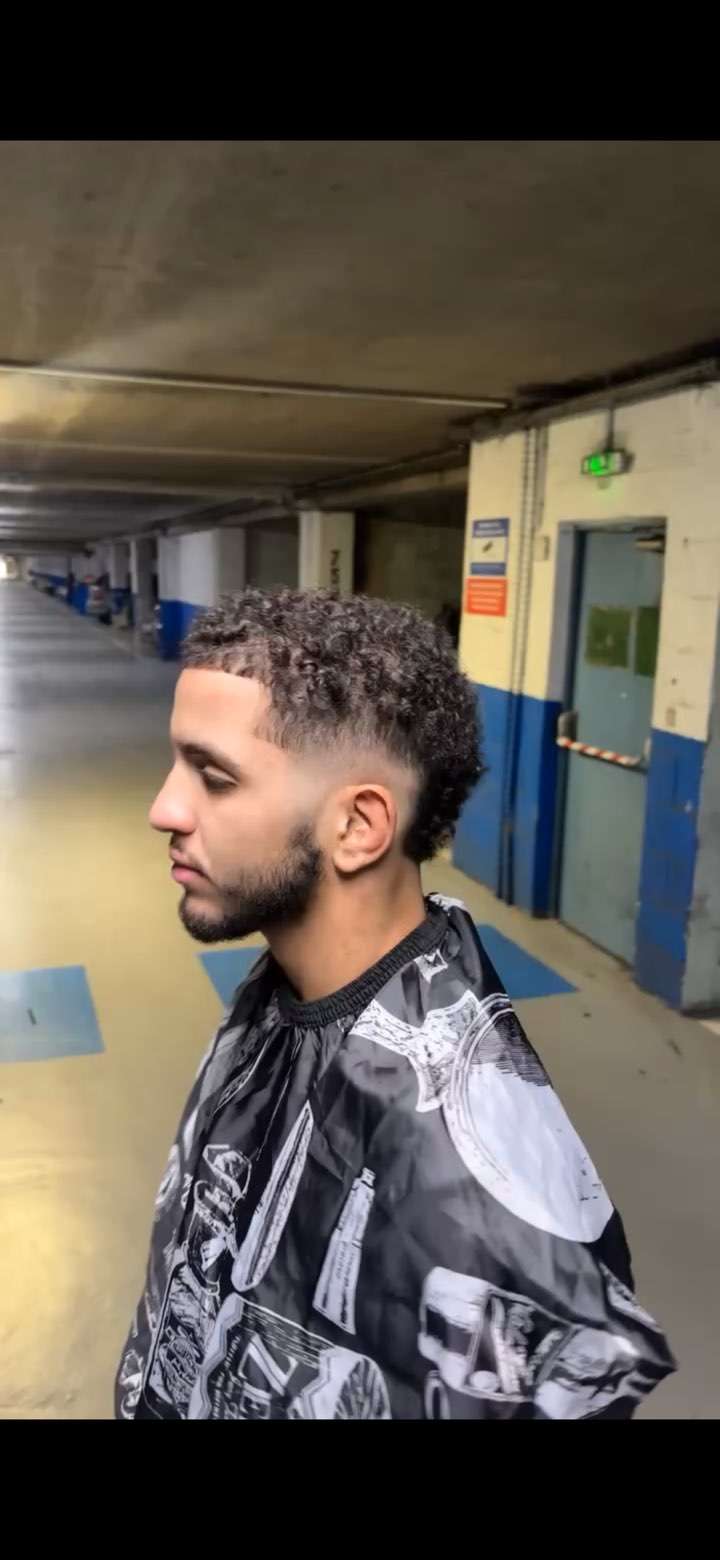 Dégradé progressif avec cheveux bouclés et barbe taillée