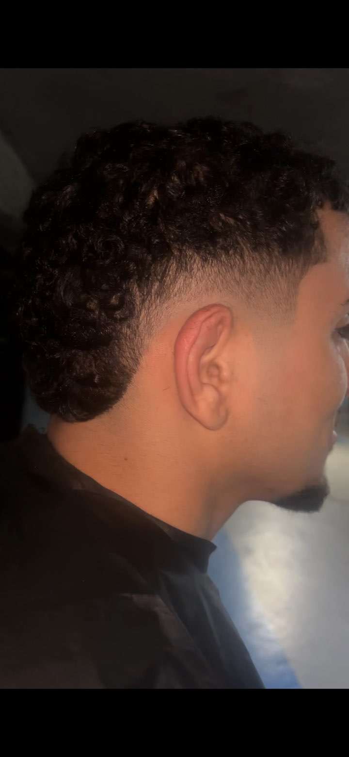 Dégradé à blanc avec boucles et contour de barbe précis