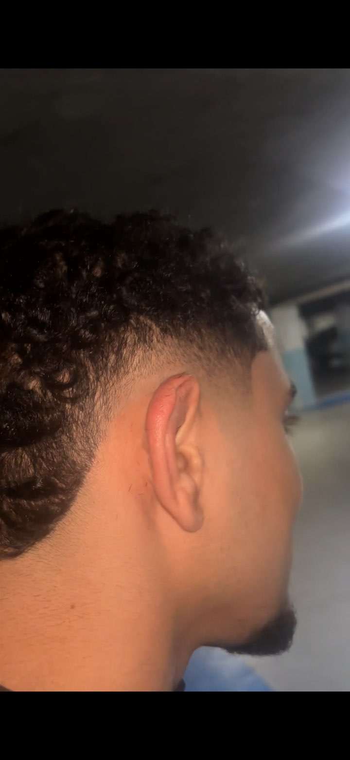Dégradé bas avec cheveux texturés et barbe sculptée