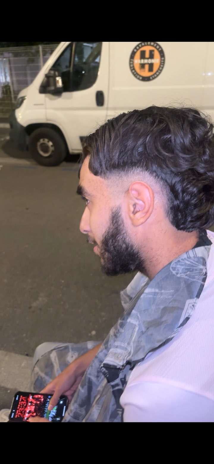Dégradé fondu avec boucles et finition nette à la nuque